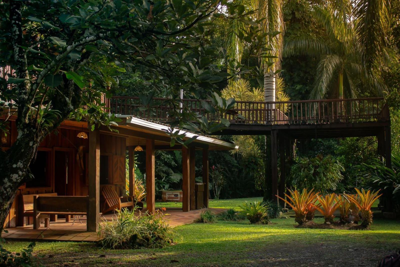 Casa Heliconia - Spacious, Big Garden, Close To The * Puerto Viejo de Talamanca